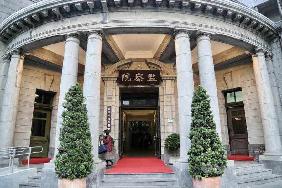 監察院修憲後改為一般行政機構,由於選舉酬庸,監委素質參差不齊,一旦職權行使不當,非但無法伸張正義,反而還可能殘害忠良、製造冤屈。(中央社)