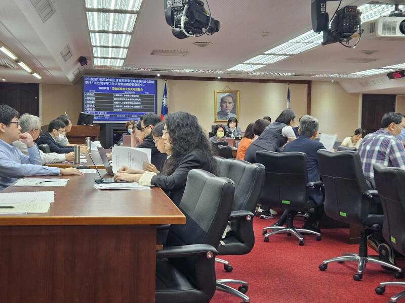 立法院13日進行「有薪彈性親職假」公聽會,與會專家大多支持增訂。(Photo by 呂翔禾/台灣醒報)