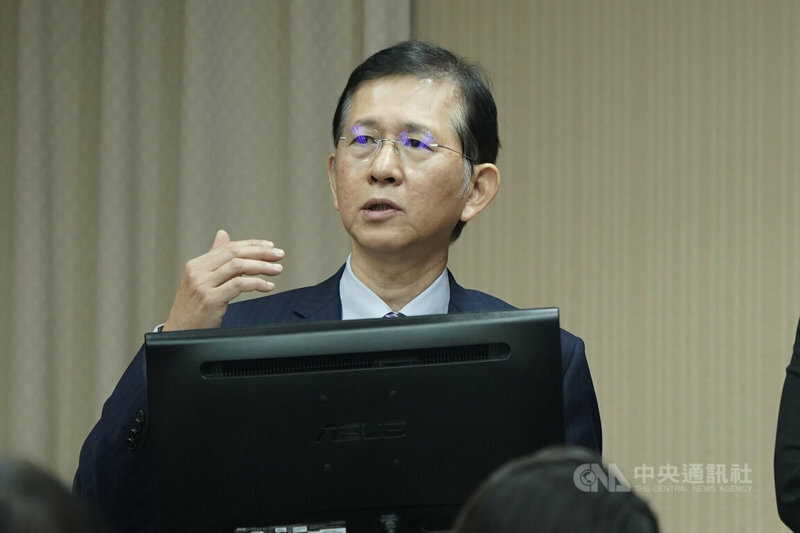 數發部長黃彥男13日表示,社群平台廣告實名制將於明年上路。(中央社)