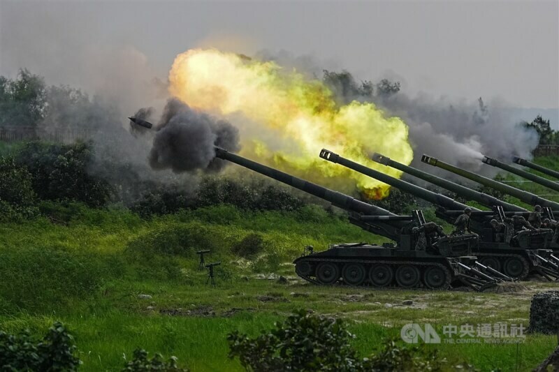 雖然國防部否認有對美4800億軍購,但行政院也宣布,將成立專案小組,研議如何與川普政府合作。(中央社)