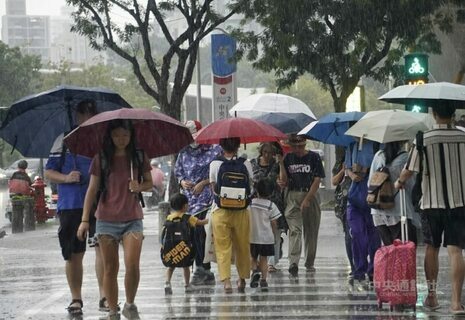 氣象署與專家提醒,天兔颱風路徑變化大,但東半部都有機會承受強風豪雨。(資料照片)