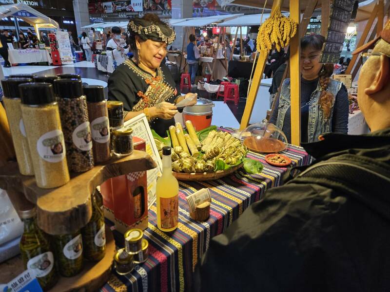 農糧署17日舉行「原鄉農糧市集」,現場有各類原民美食與特色活動。(Photo by 呂翔禾/台灣醒報)
