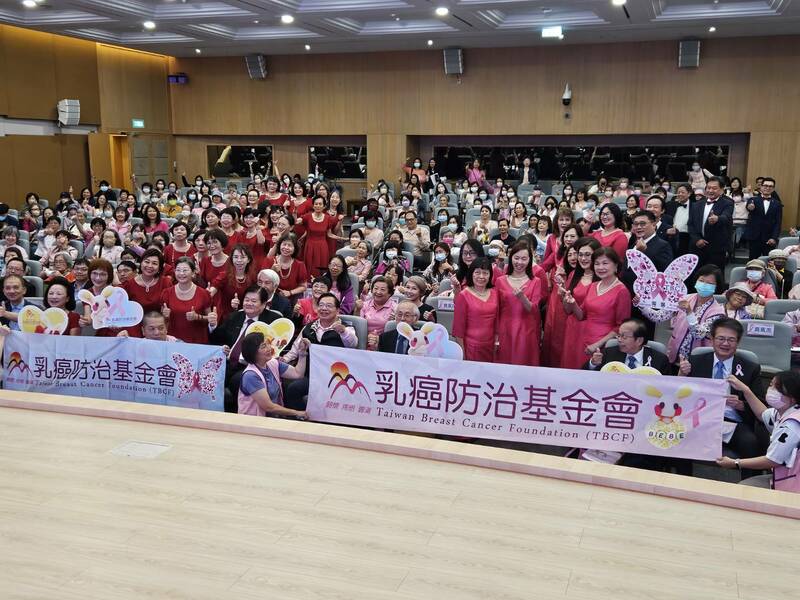 乳癌防治基金會17日舉行大型病友會分享,並邀請專家學者進行座談。(Photo by 呂翔禾/台灣醒報)