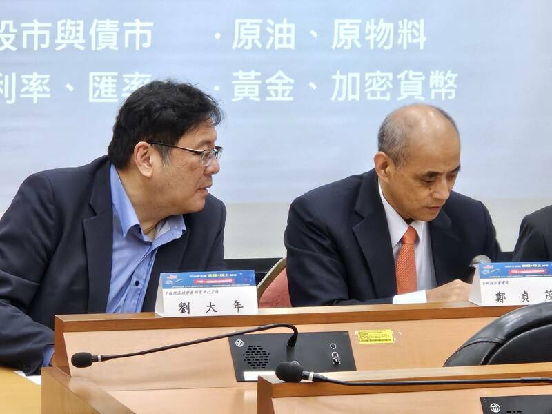 18日的北威論壇上,學者與專家提醒,川普相當重視股票指數高低與經濟成長,而美元未來將會變成強勢貨幣。(Photo by 呂翔禾/台灣醒報)