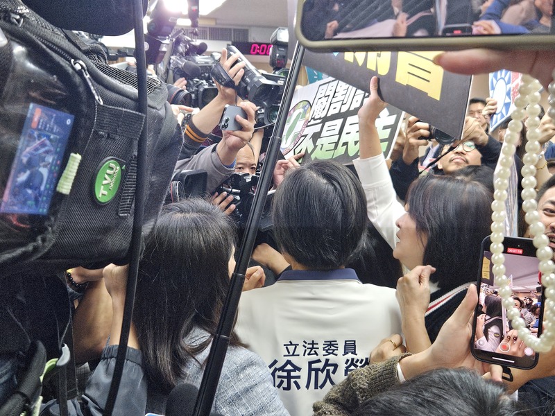 立法院內政委員會20日排審《選罷法》,民進黨立院黨團佔領主席台,讓會議無法召開。(Photo by 呂翔禾/台灣醒報)
