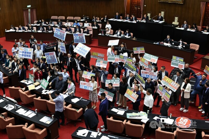 不只在內閣人事,卓內閣在法案與政策上,也出現溝通不良、推動不夠踏實等狀況,導致滿意度下滑。(中央社)