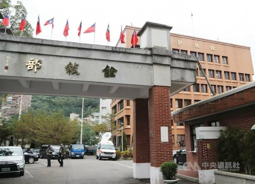 網傳公務員年終恐再砍,銓敘部今年2月澄清說明,新制針對5%「傑出」和10%「優良」表現特別優異的人,增加為1.5和1.25個月考績獎金,考列「良好」的公務人員,則維持現行「甲等」的1個月獎金。(中央社)
