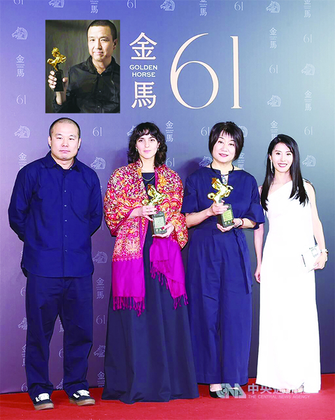 第61屆金馬獎頒獎典禮23日晚間在台北圓滿落幕,中國偽紀錄片電影「一部未完成的電影」榮獲最佳劇情片, 監製馬英力(右2)與劇組成員代表受獎,金馬獎最佳影片與導演婁燁(圖左),感謝所有工作夥伴。(中央社)