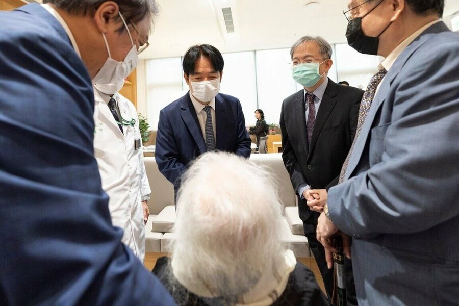 總統賴清德(中)19日訪視台大醫院癌醫中心分院,關懷癌症患者,希望精進國家癌症治療策略。(總統府提供)