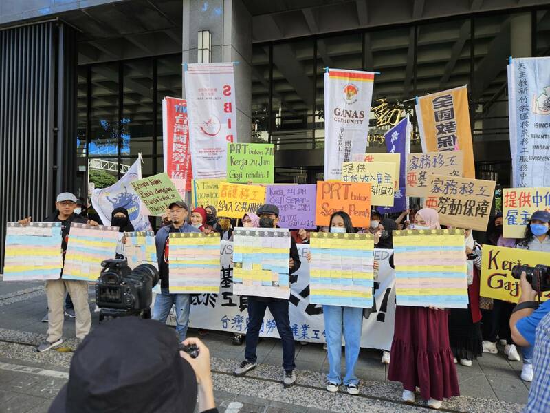 50多位移工24日在勞動部門口抗議,盼新勞動部長洪申翰提升薪水、確保勞動與休假權益。(Photo by 呂翔禾/台灣醒報)