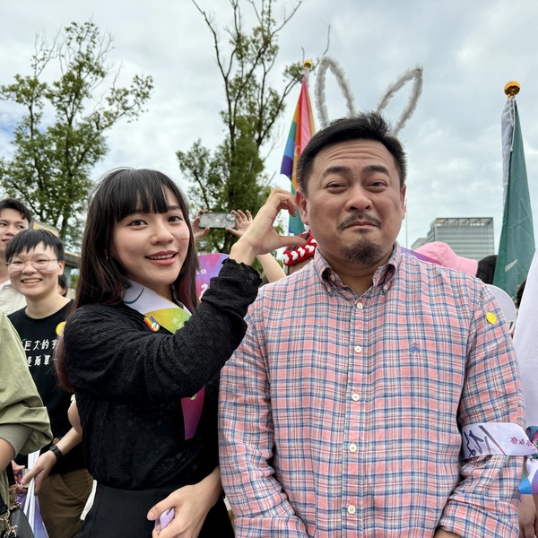 環團背景出身的洪申翰(右)接任勞動部長,民進黨卻恭喜「搶救王義川成功」,凸顯的是民進黨似乎找不到人用。左為民進黨立委黃捷。(洪申翰臉書)