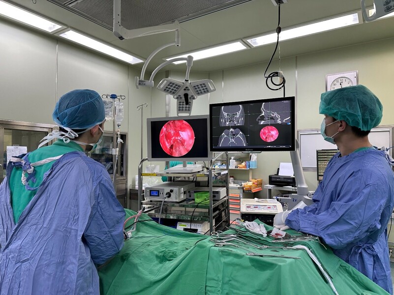 「內視鏡」與「內視鏡術」為影像檢查中,從人體的自然孔道或微創傷口,將特製附有光源的軟管深入,可以窺探內臟構造的變化。(網路截圖)