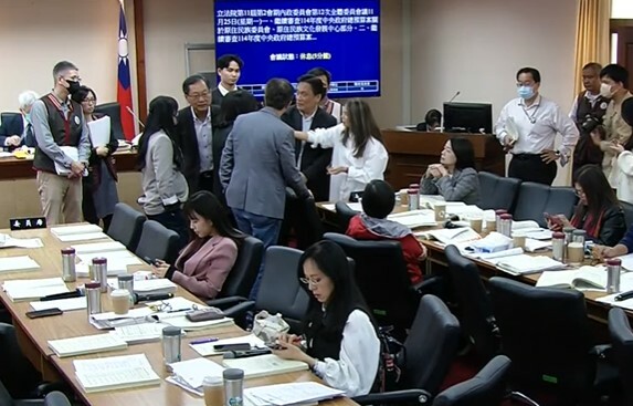 立法院25日審查原民會預算,多位立委列舉待改善之處,並以凍結預算要求原民會檢討。(直播截圖)
