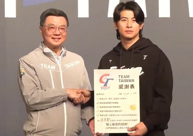 行政院長卓榮泰26日宴請12強冠軍台灣隊,並致贈道謝表給隊長陳傑憲。(Photo by 呂翔禾/台灣醒報)