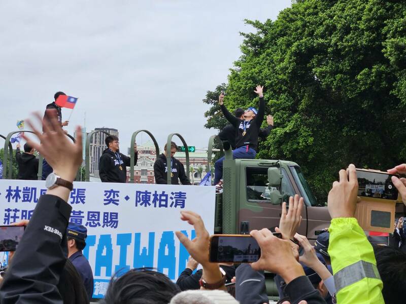 總統府26日舉行台灣隊12強冠軍遊行,沿途都擠滿球迷替選手熱情歡呼。(Photo by 呂翔禾/台灣醒報)