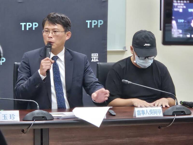 民眾黨力委黃國昌2日與某體大霸凌受害者一同召開記者會,控訴某體大系主任涉及離譜霸凌。(Photo by 呂翔禾/台灣醒報)