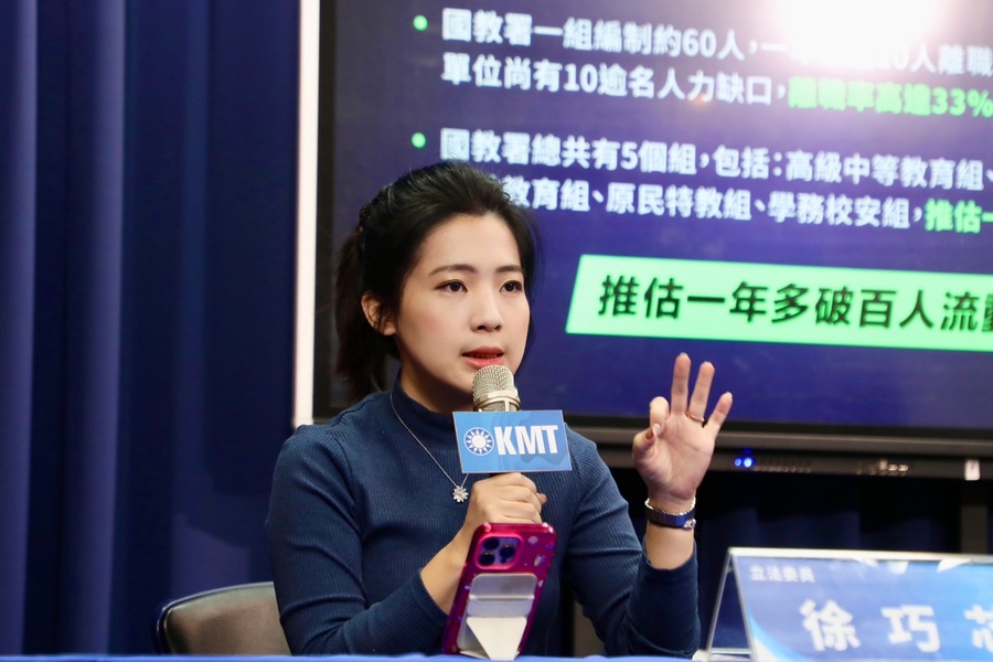 國民黨立委徐巧芯、市議員凌濤2日揭露教育部國教署的霸凌慘況。(國民黨提供)