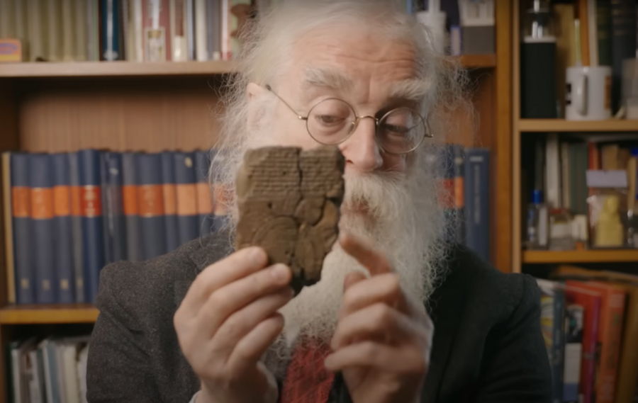 古巴比倫文物上發現挪亞方舟的證據。圖為大英博物館助理館長芬克爾。(Photo from The British Museum YouTube)