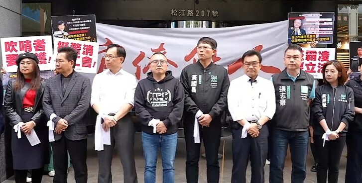民眾黨3日在勞動部門口抗議,並號召民眾7日遊行表達不滿。(直播截圖)