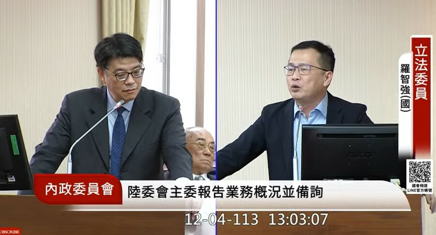 藍委羅智強4日質詢時,因多次以綠委沈伯洋的話質詢陸委會,引發沈本人不滿,兩人在質詢時互相叫囂。(直播截圖)