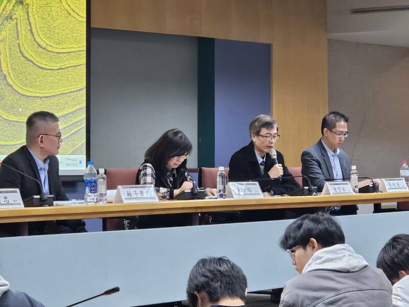 東吳大學5日舉行「國會職權修法及其憲法判決」圓桌論壇,各方學者就相關議題進行交流。(Photo by 呂翔禾/台灣醒報)