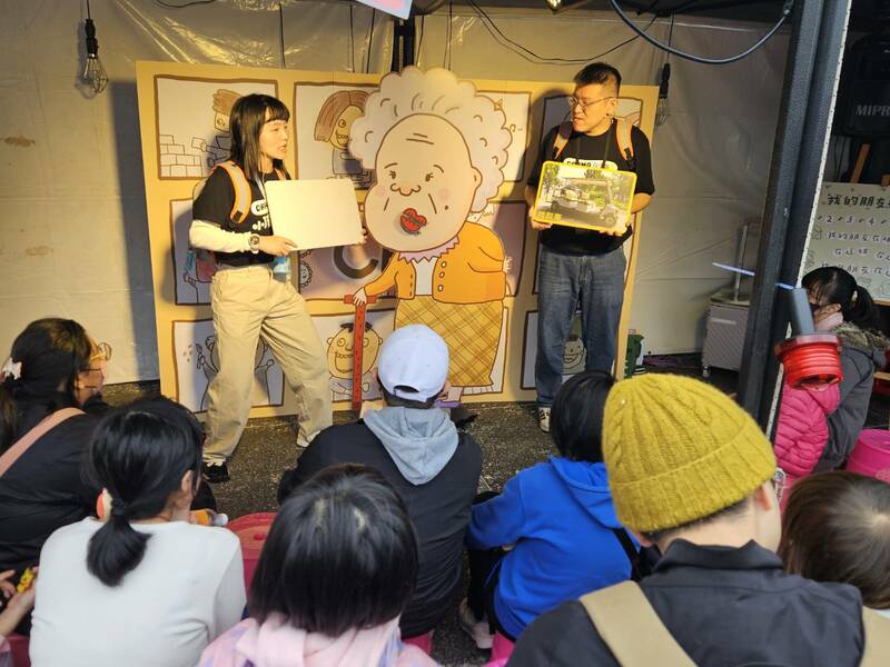 社家署8日在「臺灣閱讀節嘉年華」擺攤,讓親子透過短劇,體會「身心障礙者權利公約」的精神。(Photo by 呂翔禾/台灣醒報)