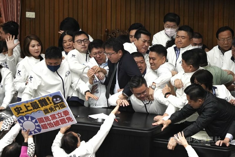 近來台灣、韓國都出現少數執政黨戒嚴,甚至杯葛的狀況,學者分析,要戰要和主動權還是在執政黨。(中央社)