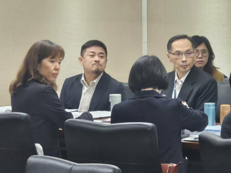 勞動部長洪申翰(左2)9日強調,本周一定會公布吳姓公務員遭霸凌致死的調查報告。(Photo by 呂翔禾/台灣醒報)
