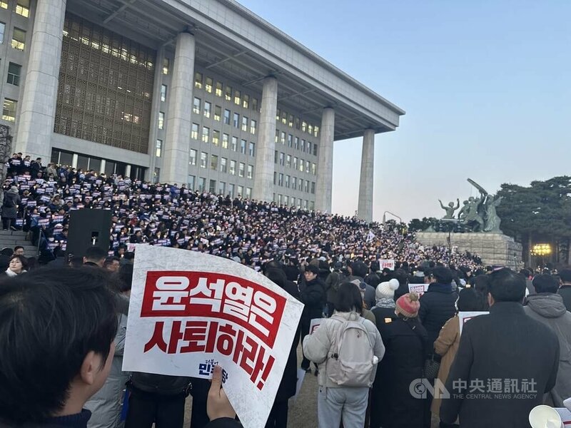 韓國總統尹錫悅突襲宣布緊急戒嚴引發風波,民眾4日傍晚聚集在國會大樓前,要求尹錫悅下台、當局立即調查內亂行為。(中央社)