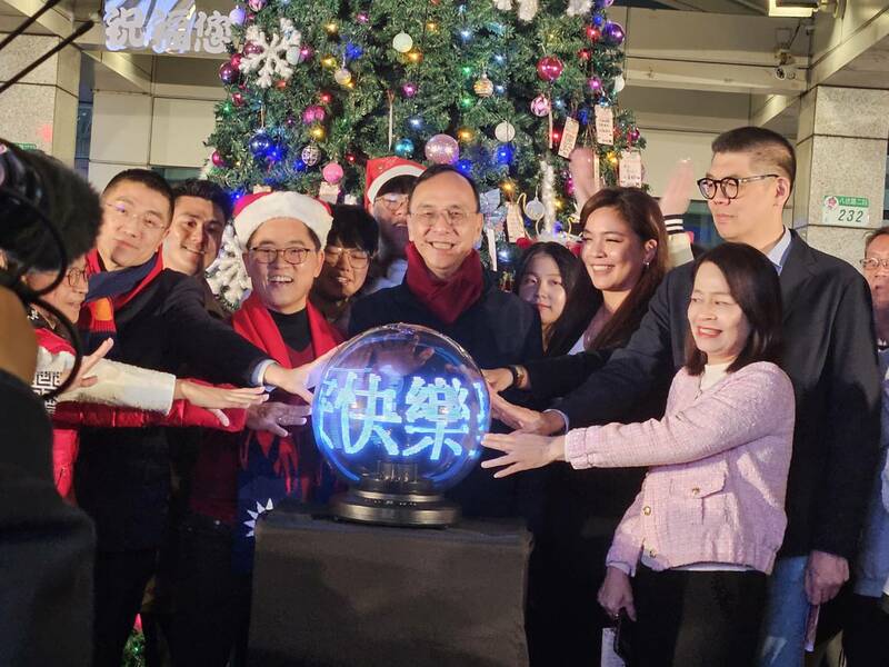 國民黨11日舉行「耶誕點燈」活動,現場有相當多黨公職人員參與。(Photo by 呂翔禾/台灣醒報)