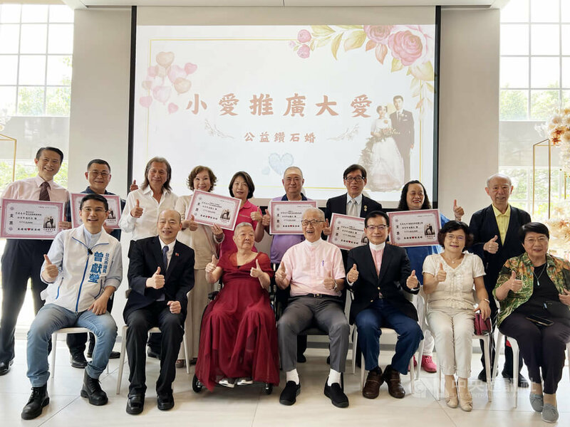 王建煊伉儷紀念鑽石婚公益餐會中,立法院長韓國瑜(左二)、國民黨立委賴士葆(右三)、國民黨新北市議員蔡淑君、國民黨台北市議員曾獻瑩(左一)及各界愛心人士應邀出席。(中央社)