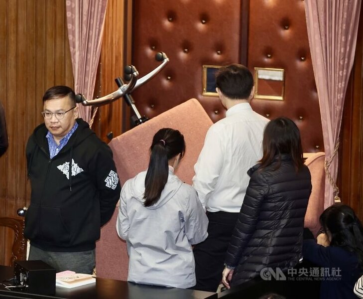 針對南韓總統尹錫悅宣布戒嚴,近日遭國會彈劾下台一事,學者受訪時分析,民進黨如今也想透過罷免,與在野黨持續對抗。(中央社)