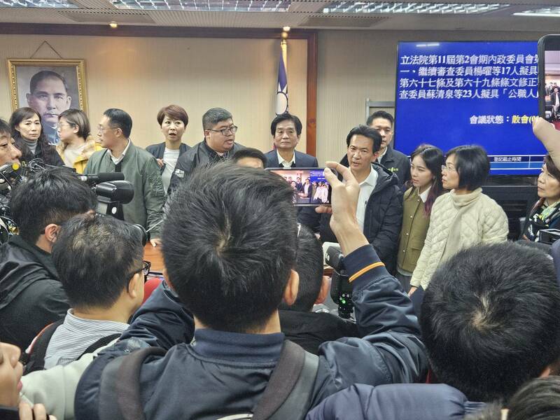 立法院內政委員會16日爆發嚴重衝突,在多位藍委守住門口下,高度爭議的《選罷法》罷免+1票條款送出委員會。(Photo by 呂翔禾/台灣醒報)