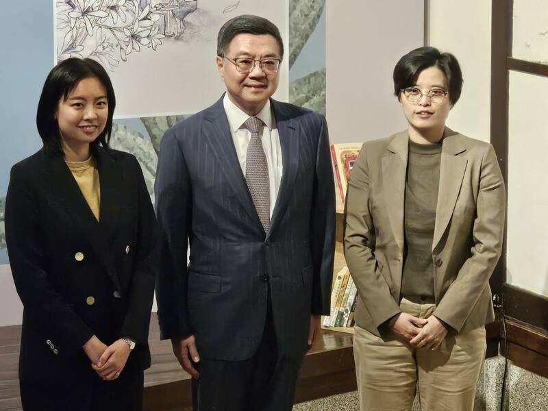 行政院長卓榮泰16日頒發文化獎章、獎勵金給《台灣漫遊錄》作者楊双子及英譯者金翎。左起金翎、卓榮泰與楊双子。(Photo by 呂翔禾/台灣醒報)