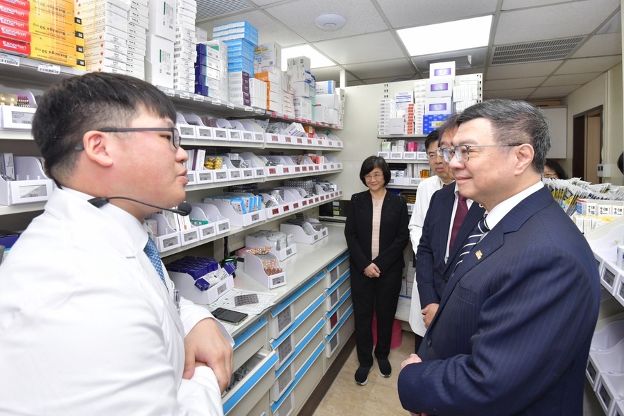行政院長卓榮泰(右) 17日視察台北醫院時宣布,會確保今年健保點值每點0.9元。(行政院提供)