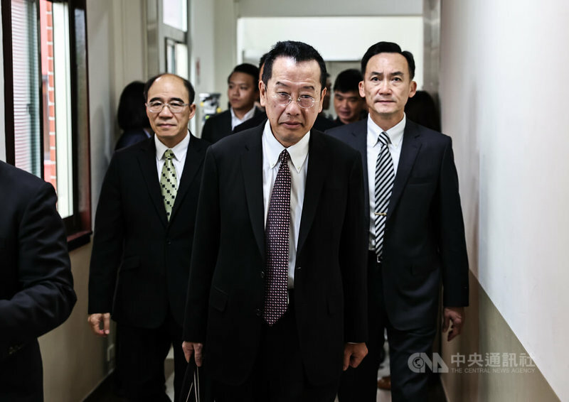 國防部長顧立雄19日受訪時表示,海軍是分階段與台船興建潛艦,會先建2艘後,再進行調整與評估。(中央社)