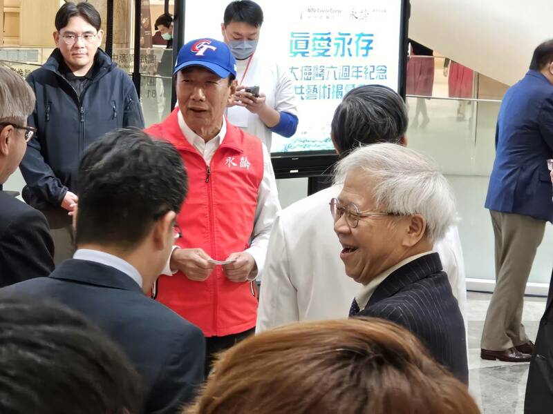 鴻海創辦人郭台銘19日出席「台大癌醫6週年慶暨公共藝術揭幕典禮」,致詞時仍顯見相當懷念先妻林淑如。(Photo by 呂翔禾/台灣醒報)