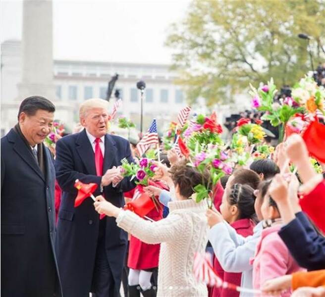 孩童手握中美旗幟,熱情歡迎美國總統川普訪陸。(川普IG)
