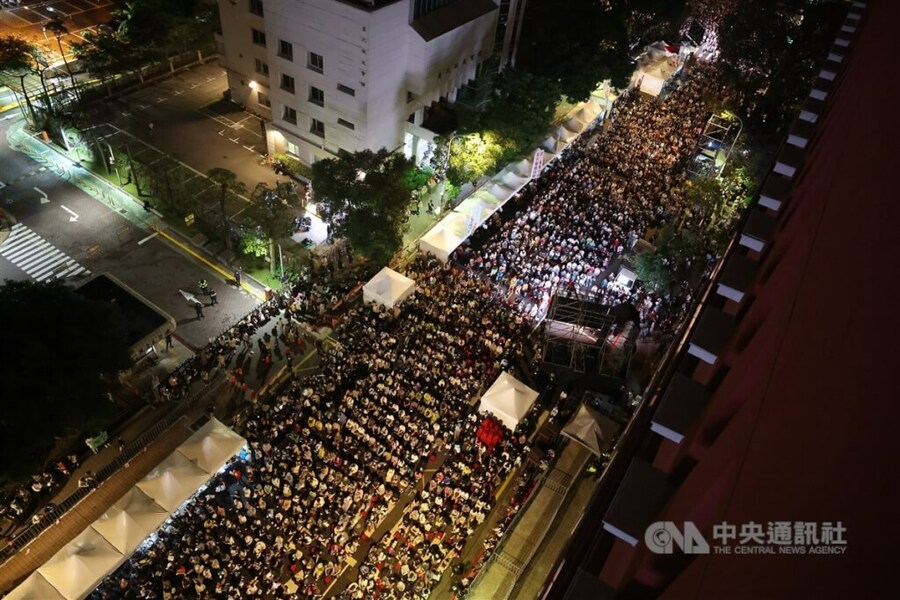 立法院會今年續審國會職權修法相關法案,民團發起「青鳥行動」號召民眾再到立法院外抗議,到場群眾高喊反對國會濫權、要求退回法案。(中央社)