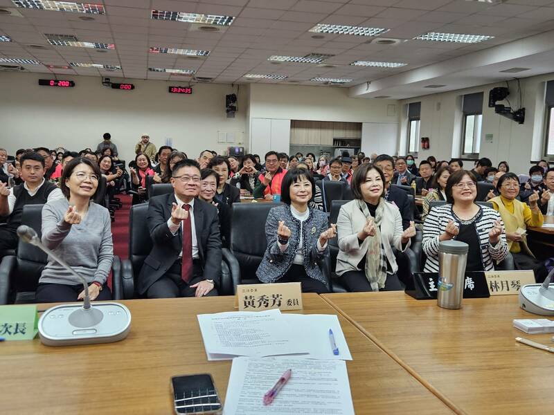 24日的「機構住宿式服務如何納入長照3.0體系」公聽會,立委與專家學者呼籲將住宿式機構納入長照支付體系。(Photo by 呂翔禾/台灣醒報)