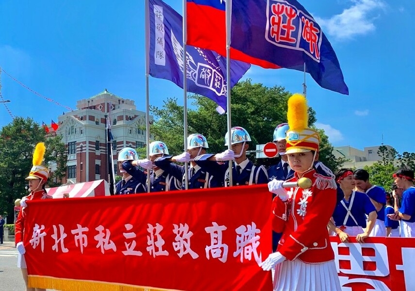 總統府24日宣布元旦升旗與大開放活動相關細節。圖為莊敬高職樂旗儀隊。(總統府提供)