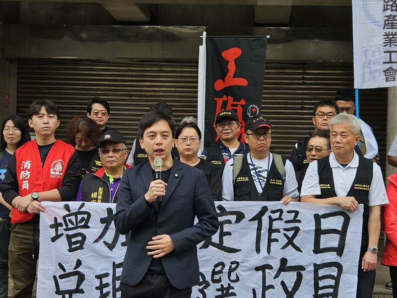 勞團25日呼籲國民黨團推動增加國定假日修法,國民黨立委牛煦庭承諾,下個會期會是優先法案。(Photo by 呂翔禾/台灣醒報)