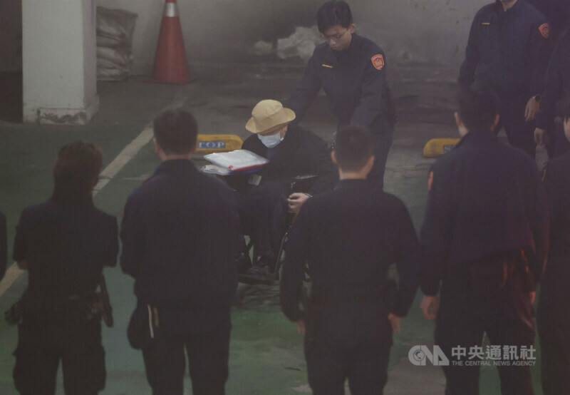 針對柯文哲遭起訴內容,知名律師受訪時判斷,收賄與侵占政治獻金很難無罪。(中央社)