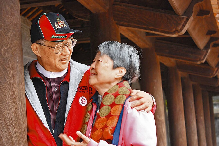 我跟蘇老師結婚超過六十年,沒有孩子,是無子西瓜。蘇老師自己也會對朋友說,她失智了。(作者提供)