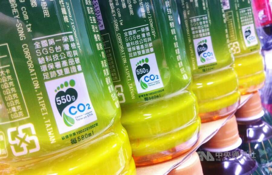 環境部配合氣候變遷因應法上路,研擬訂定「自願性產品碳足跡管理辦法」,所謂的碳足跡,指的是產品由原料取得、製造、配送銷售、使用及廢棄處理等生命週期各階段產生碳排放量,經換算為二氧化碳當量總和。(中央社)