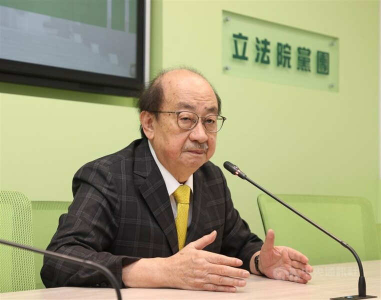 民進黨立院總召柯建銘所言罷免區域藍委、立法院長與公投解散國會的說法全部不可行,反映民進黨團面臨國會少數、不願溝通的焦慮。(中央社)