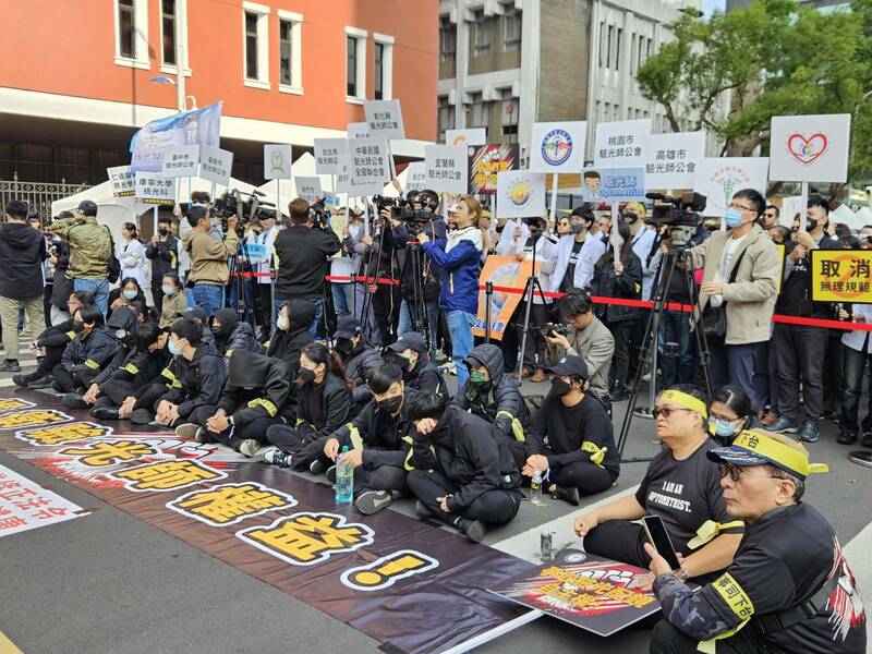 千名驗光師6日聚集在立法院門口,呼籲政府將驗光師改英文名稱。(Photo by 呂翔禾/台灣醒報)