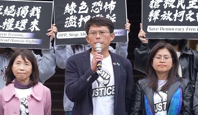 民眾黨7日在司法院門口,號召民眾11日司法節出來抗議。(直播截圖)