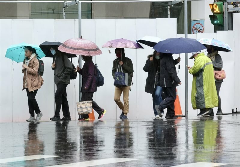 中央氣象署8日提醒,9日起強烈大陸冷氣團來臨,最冷可能會降到10度以下,並伴隨降雨。(中央社)