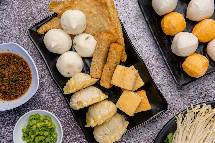 磷酸鹽對人體的生理作用有很大的影響,為了健康少吃超加工食品,包括各種魚丸、肉丸、零食、碳酸飲料、糕餅、肉類罐頭等各種魚肉類煉製品。(網路截圖)